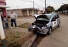 Accidente dentro de la Localidad: auto colisiona contra una columna de alumbrado Público.