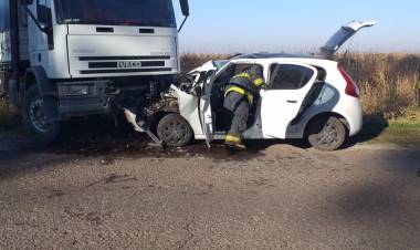 Accidente sobre Ruta 9, colisiona un camión y un automóvil. 
