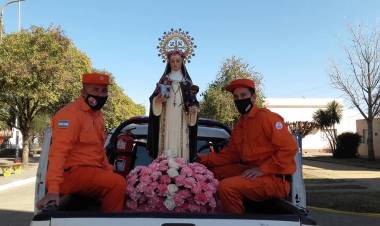 ¡Viva Santa Rosa de Lima! ¡Viva! Patronales en Gral. Roca, emotiva ceremonia y procesión en autos, junto al Padre Fernando Malpiedi. 