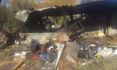 Salida de Bomberos: Se incendió un galponcito en una vivienda de Gral. Roca.